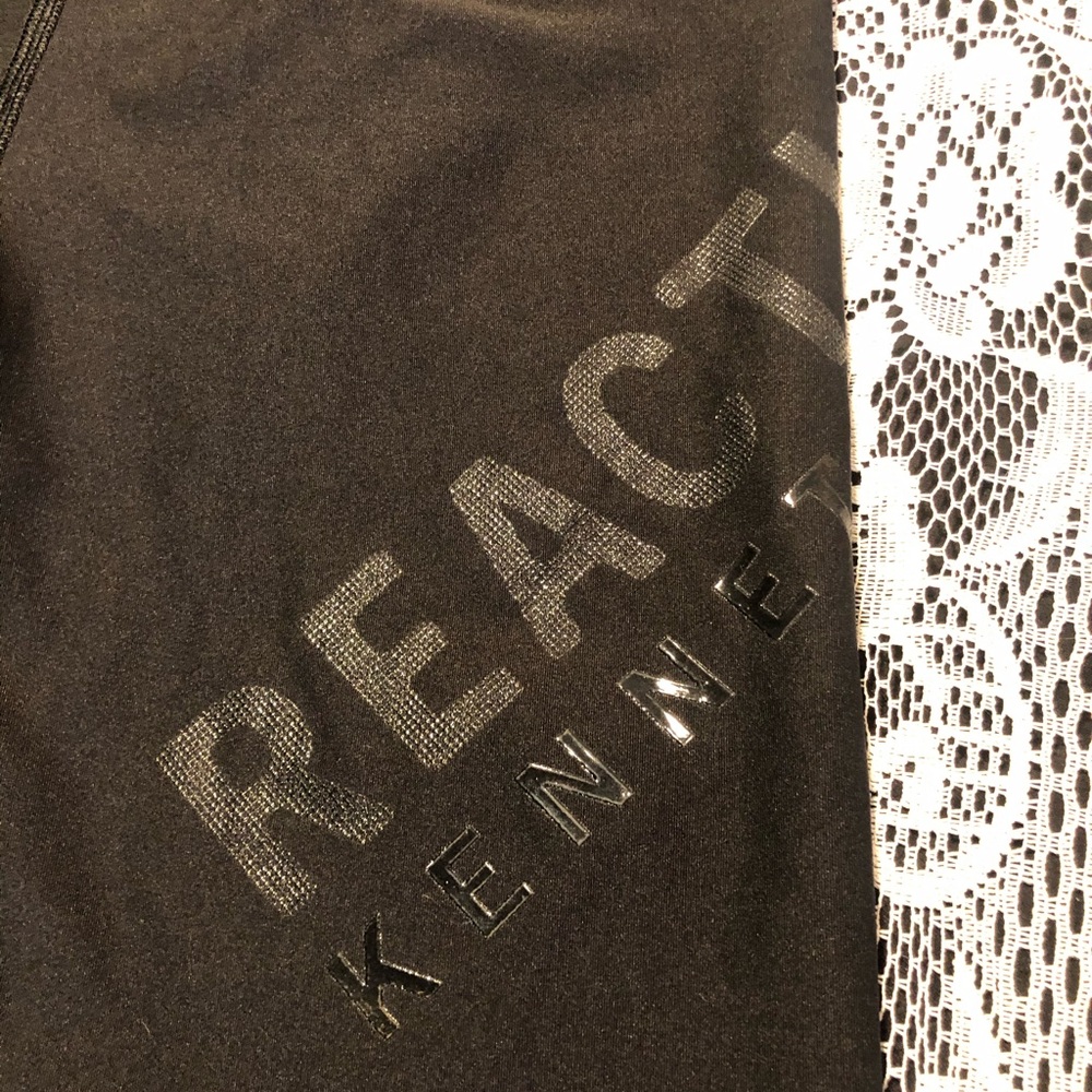 Reaction Kenneth Cole Black Capri Leggings Small